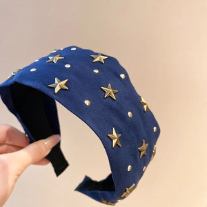 Détails du serre-tête large en velours bleu marine avec étoiles dorées et clous en métal