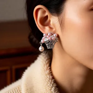 Boucles d'oreilles panier de perles vintage français au design évidé argenté sur modèle