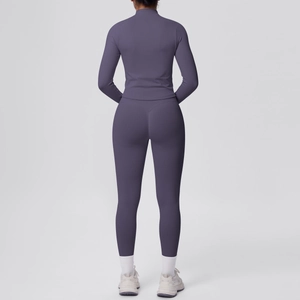 Vista posteriore di un set da yoga grigio-viola con giacca a collo alto e leggings attillati