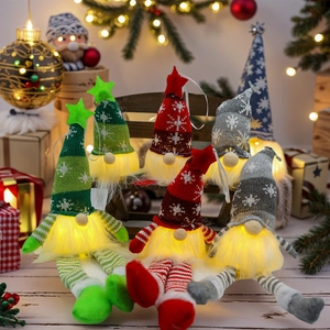 Gnomes de Noël lumineux avec bonnets à flocons sur un traîneau décoratif rustique