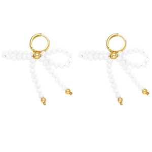 Stijlvolle witte kralen strik oorbellen met gouden ringen en metalen bal details