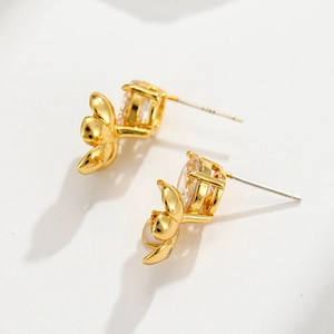 Elegant gold flower stud earrings with sparkling crystals and S925 silver needles