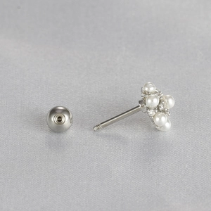 Vue macro de boucles d'oreilles en grappe de perles avec fermoir à vis argenté