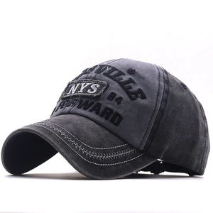 Détail de la broderie NYS sur casquette de baseball vintage grise effet délavé