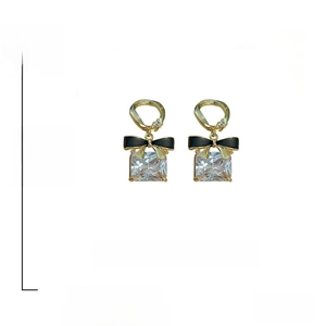 Spécifications détaillées des boucles d'oreilles nœud et strass avec dimensions