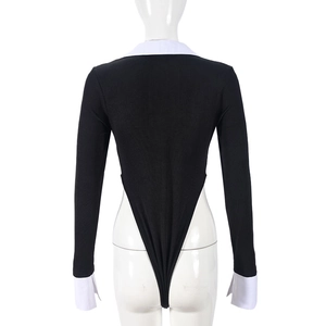 Détail du dos d'un body côtelé montrant la coupe ajustée et le bas de style string