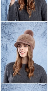 Détail d'une casquette d'hiver camel avec pompon en fourrure et texture tricotée
