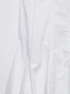 Détail de la robe midi blanche montrant la texture du coton et les surpiqûres précises