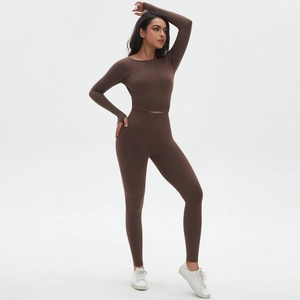 Détail du legging sans couture et du crop top à manches longues en marron foncé