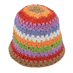 Chapeau seau en crochet fait main à rayures colorées avec motif de paille de style bohème