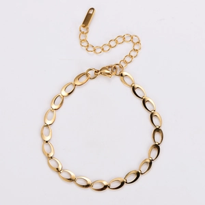Dettaglio del bracciale a catena con maglie ovali dorate, chiusura a moschettone e catena