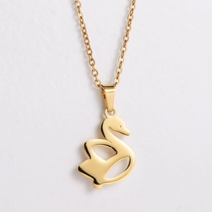 Pendentif cygne doré élégant avec design ajouré et finition polie sur fond blanc neutre