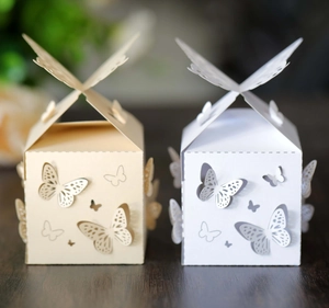 Detaillierte lasergeschnittene 3D-Schmetterling-Geschenkboxen in Creme und Weiß aus Perlpapier