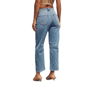 Jeans dritti casual da donna in denim blu lavato, vista posteriore sul modello