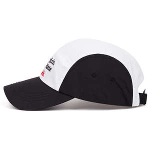 Schwarz-weiße 5-Panel-Sportkappe mit gestickten Buchstaben im Street-Casual-Stil