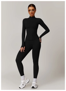 Detailaufnahme des nahtlosen Yoga-Oberteils mit Stehkragen und hoher Sport-Leggings