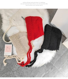 Vue à plat de bonnets en grosse laine tricotée avec tresses en beige, rouge et noir