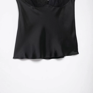 Haut caraco sexy en satin noir avec dentelle délicate et texture de tissu lisse