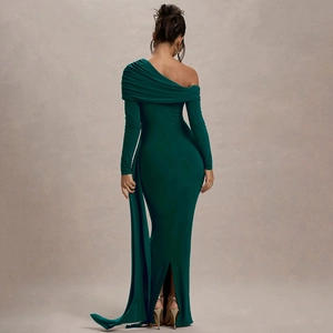Détail de la fente arrière élégante et des fronces de cette robe de soirée vert foncé