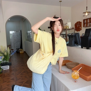 Vue lifestyle d'un sac à bandoulière jaune quadrillé avec une tenue d'été décontractée