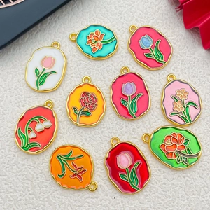 Vue à plat de divers pendentifs en émail floral avec bords dorés pour bijoux DIY