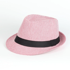 Vue détaillée d'un chapeau fedora à rayures rouges et blanches avec un ruban noir chic