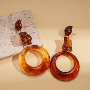 Retro geometric amber resin round earrings with stylish tortoise texture for women