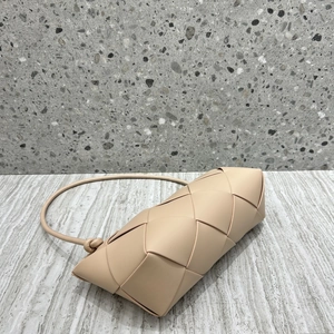 Detailed view of the light beige woven leather surface and stylish knotted shoulder strap