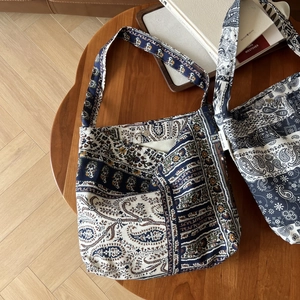 Detailed close-up of paisley pattern linen tote bag featuring a secure magnetic buckle