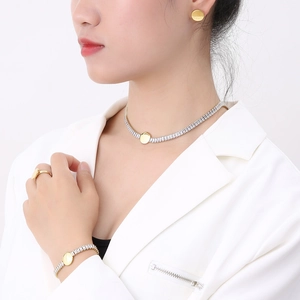 Elegante set di gioielli placcati in oro con collana, bracciale, orecchini e anello in zircone
