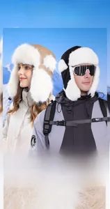 Détail du design croisé sur un bonnet d'aviateur d'hiver épais avec bordure en peluche