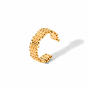 Détail d'une bague ajustable en acier inoxydable doré avec un motif géométrique tissé