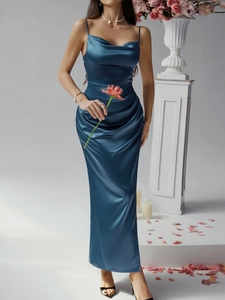 Vue complète d'une robe nuisette en satin bleu marine pour femme dans un studio photo