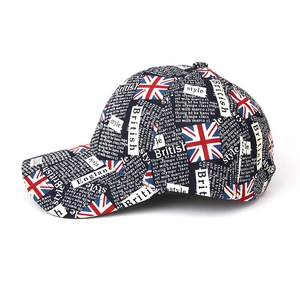Dettaglio del berretto Union Jack con stampa England e ricamo in blu navy