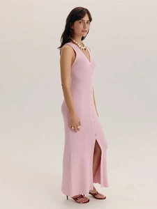 Détail de la robe en maille rose à col en V avec boutons et fente latérale fluide