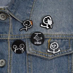 Fünf lustige Stickman Science Emaille-Pins Set auf blauer Jeansjacke
