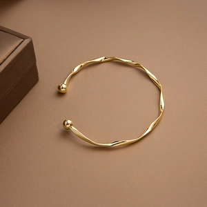 Dettaglio del bracciale Mobius dorato su pelle di pregio con portagioie