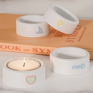 Set di 4 portacandele in ceramica bianca con simboli marini colorati e decori arcobaleno