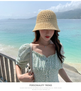 Gros plan du chapeau de soleil en tricot beige avec motif ajouré sur la plage