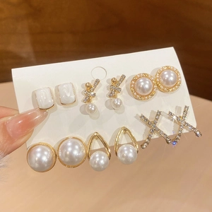 Dettaglio di un set di 6 paia di orecchini vintage con perle e strass su cartoncino