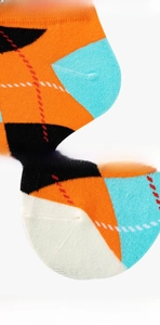 Détails des poignets élastiques et du talon renforcé sur les chaussettes en coton à losanges