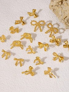 Gros plan détaillé de plusieurs boucles d'oreilles nœuds dorées aux textures fines