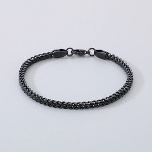 Dettaglio del bracciale a catena a spiga nero in acciaio inossidabile con trama intrecciata