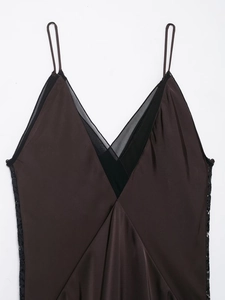 Dettagli di un abito midi in raso marrone con scollo a V in mesh e pizzo nero floreale