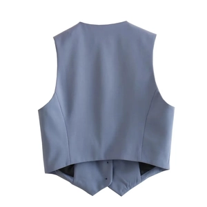 Détail du dos et de la coupe de l'ourlet pointu d'un gilet de costume bleu-gris