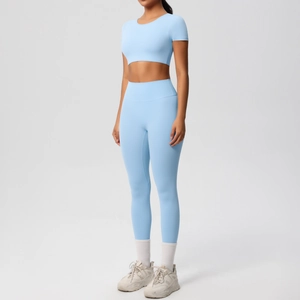 Détail de l'ensemble de yoga bleu ciel avec haut court et legging taille haute