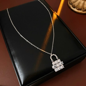 Dettaglio collana a fiore in argento con zirconi scintillanti in scatola regalo