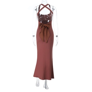 Détail d'une robe marron dos nu avec bretelles croisées et nœud décoratif à la taille
