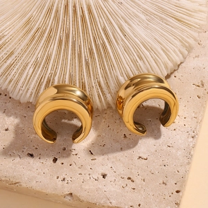 Détail des boucles d'oreilles double C en acier inoxydable plaqué or 18K sur pierre