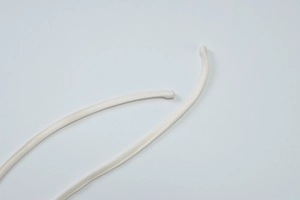 Gros plan sur les bretelles en tissu blanc crème avec coutures fines d'une robe